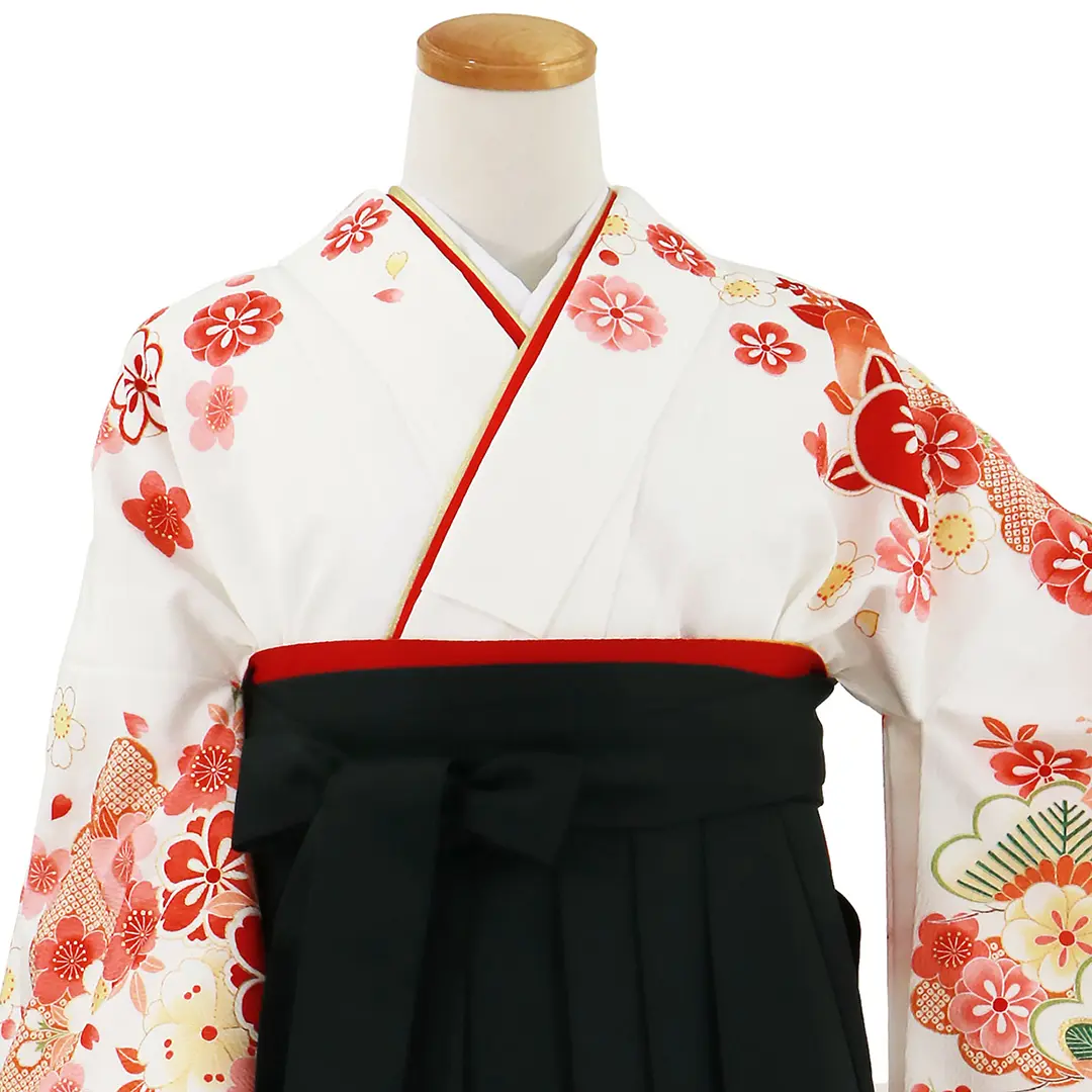 白地に桜と橘、黒袴（無地）（二尺袖）／卒業式／正面詳細