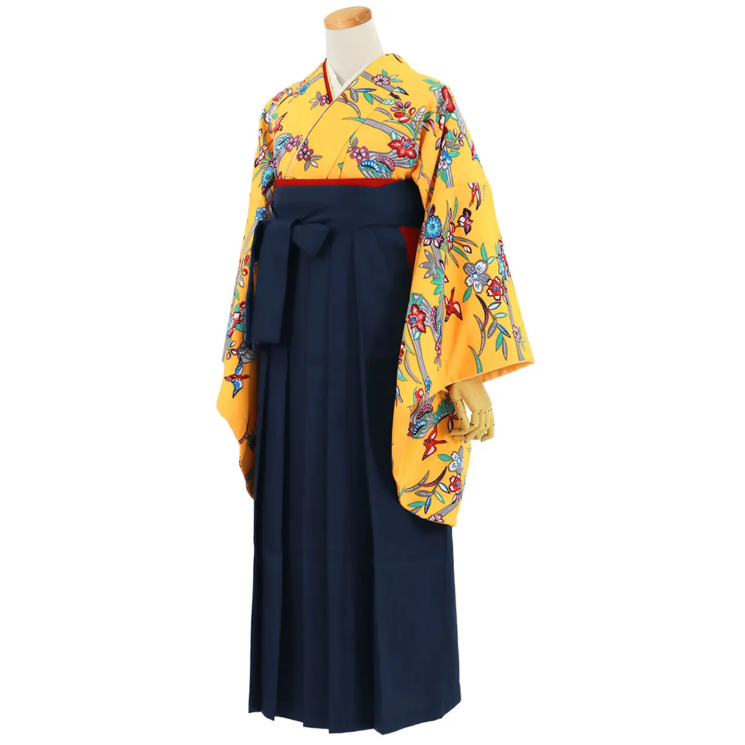 黄色地に紅型風の花鳥、紺袴（無地）（二尺袖）／卒業式／斜め