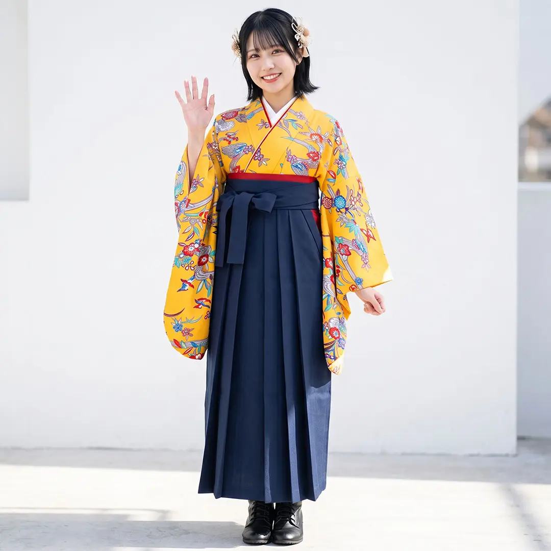 黄色地に紅型風の花鳥、紺袴（無地）（二尺袖）／卒業式／着用イメージ