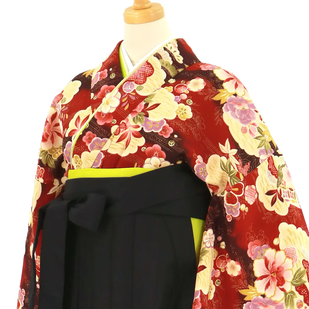 臙脂に雲と花尽くし・黒袴（無地） （二尺袖）／卒業式／斜め詳細