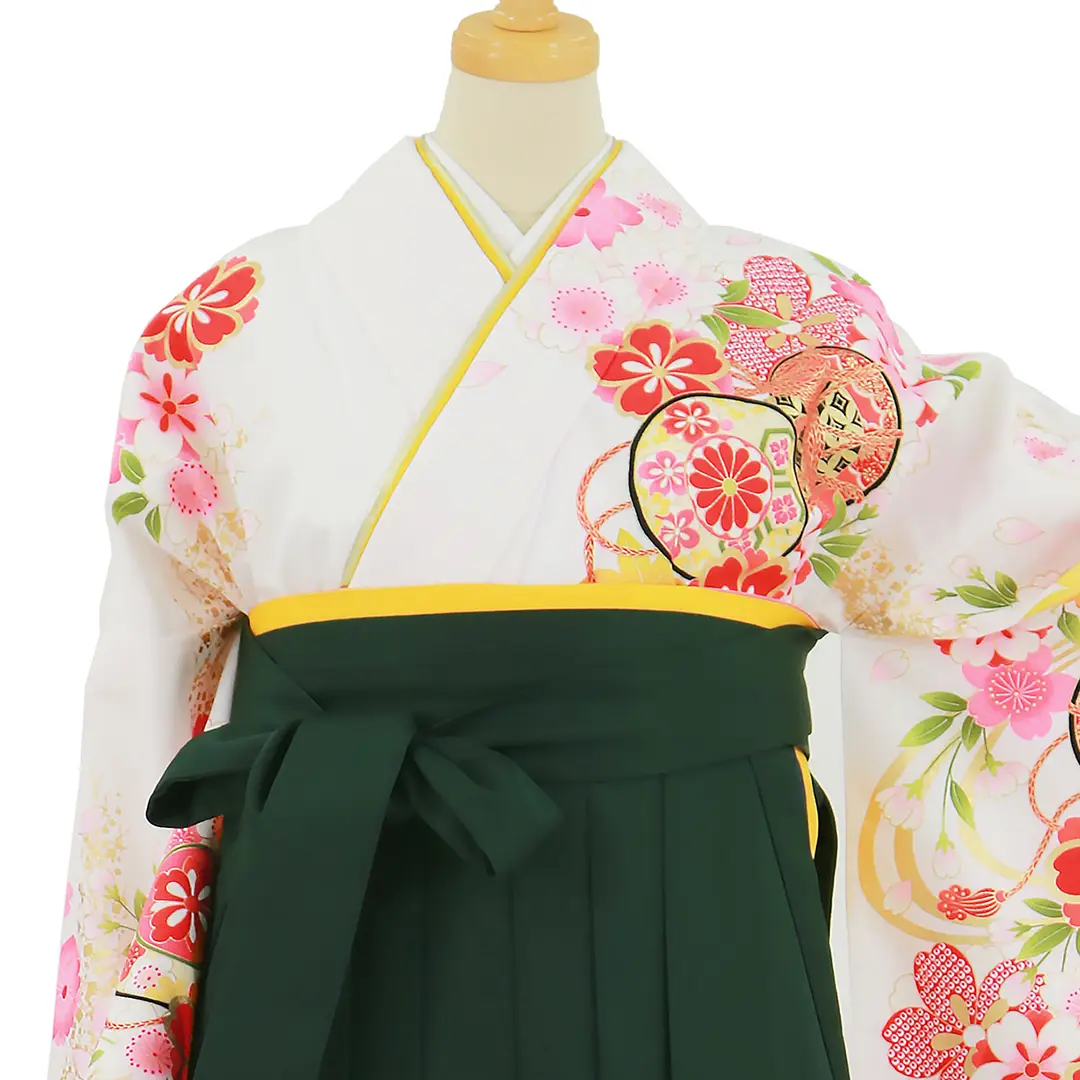 白地に桜と鼓、深緑袴（無地）（二尺袖）／卒業式／正面詳細