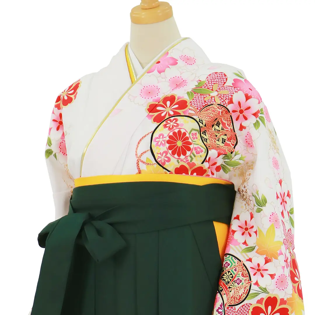 白地に桜と鼓、深緑袴（無地）（二尺袖）／卒業式／斜め詳細