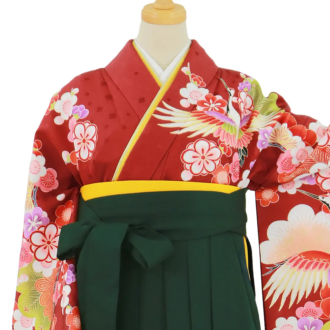 赤地に鶴と松竹梅、深緑袴（無地）（二尺袖）／卒業式／正面詳細