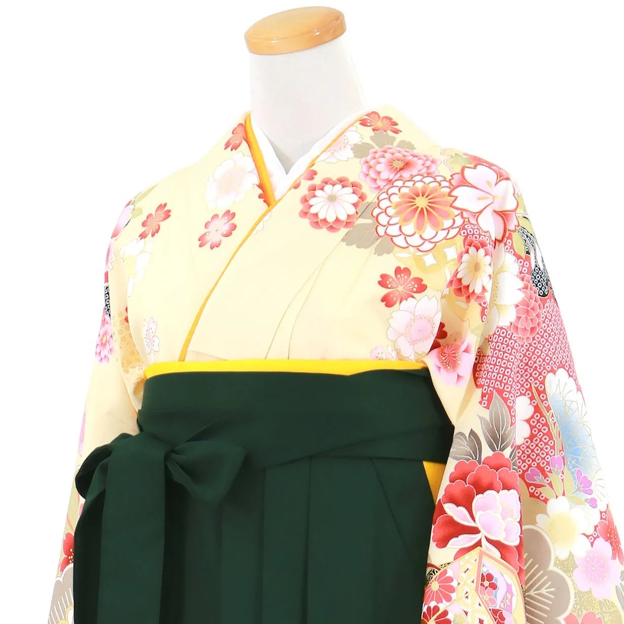 淡黄色地に貝桶と四季花・深緑袴（無地） （二尺袖）／卒業式 斜め詳細