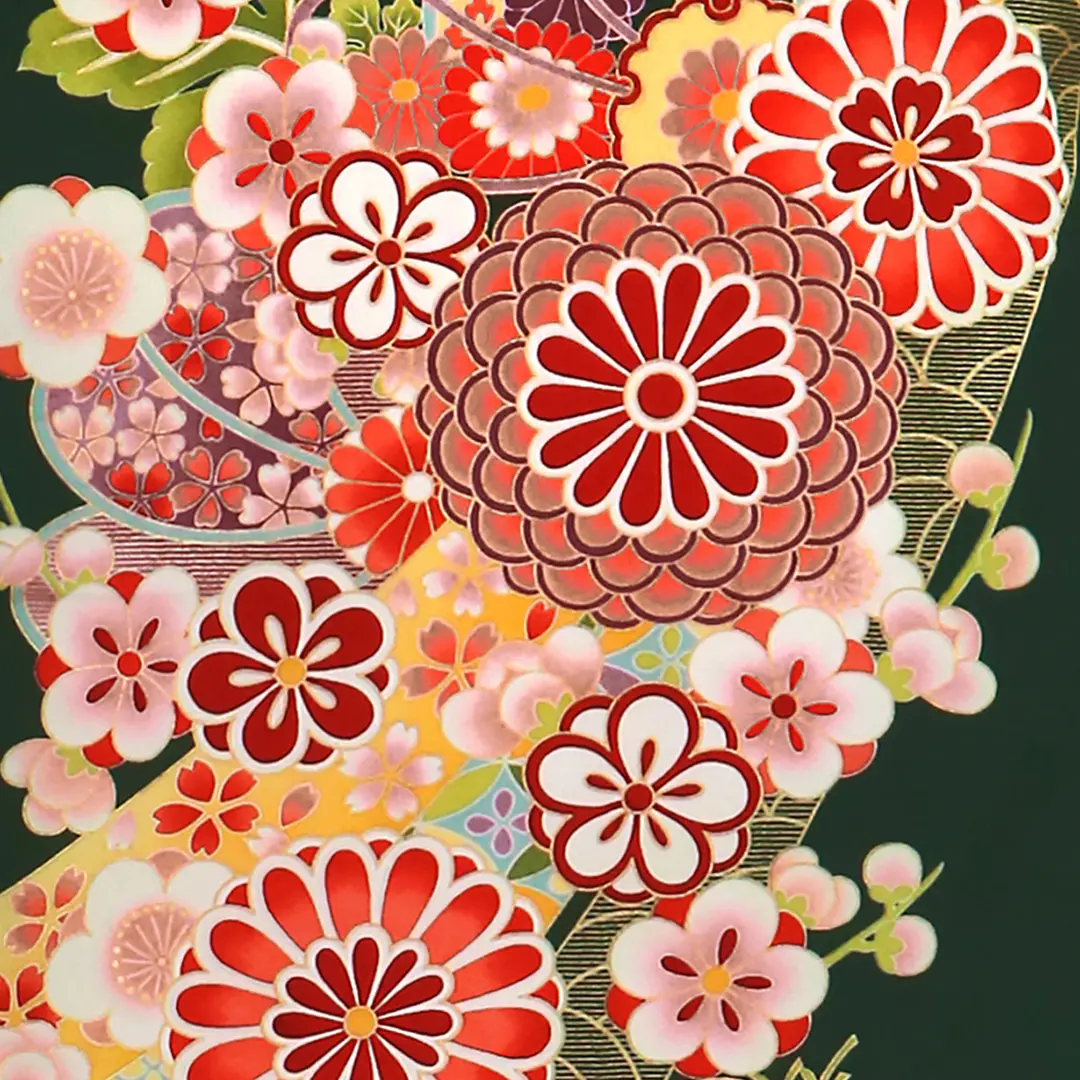 深緑地に菊と桜、臙脂袴（無地）（二尺袖）／卒業式／柄詳細
