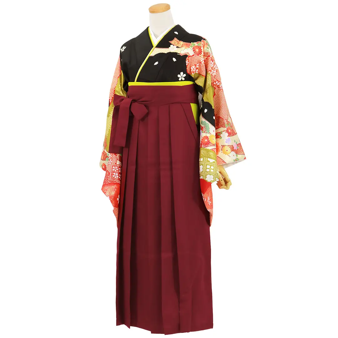 黒地に疋田と束ね熨斗、臙脂袴（無地）（二尺袖）／卒業式／斜め