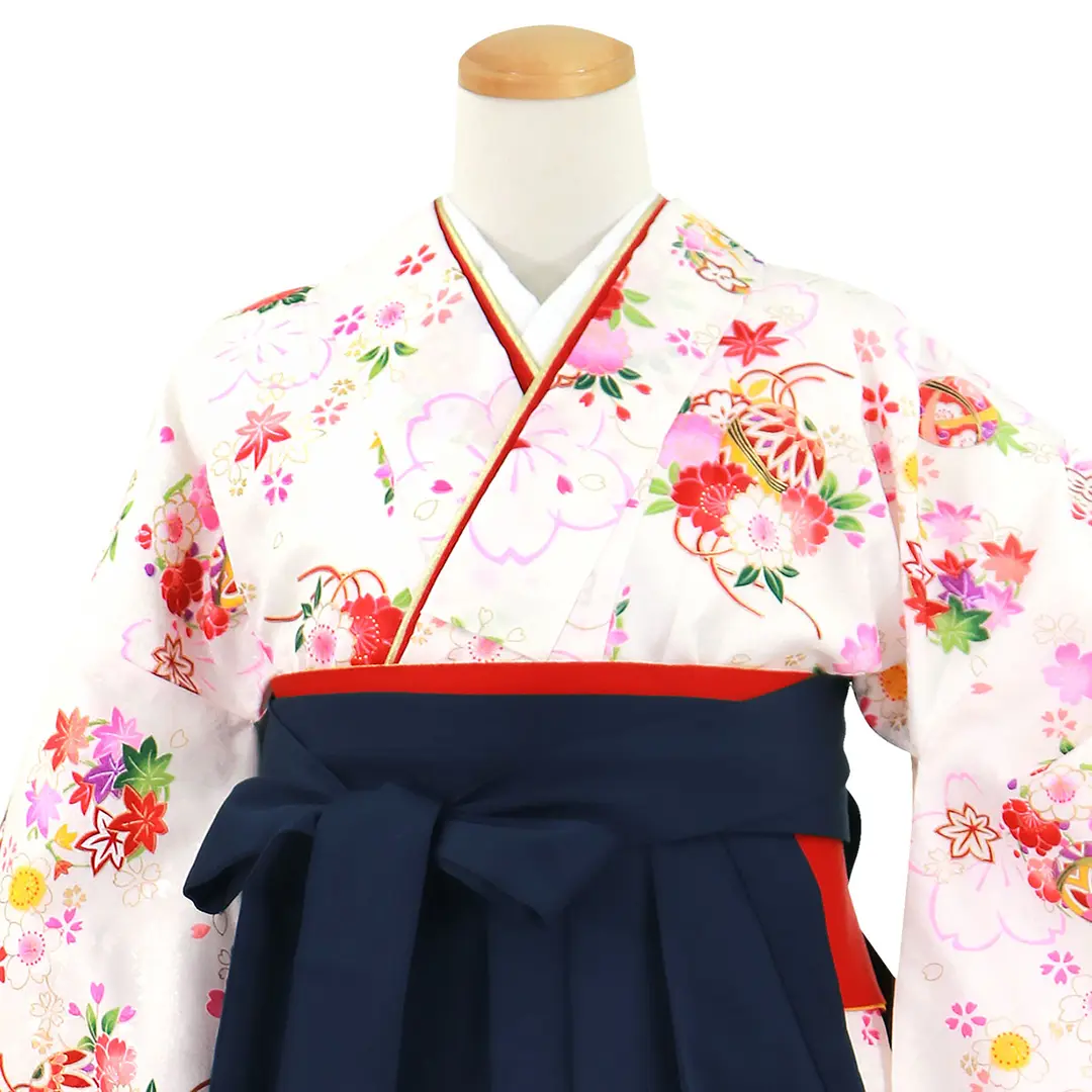 白地に桜と鞠、紺袴（無地）（二尺袖）／卒業式／正面詳細