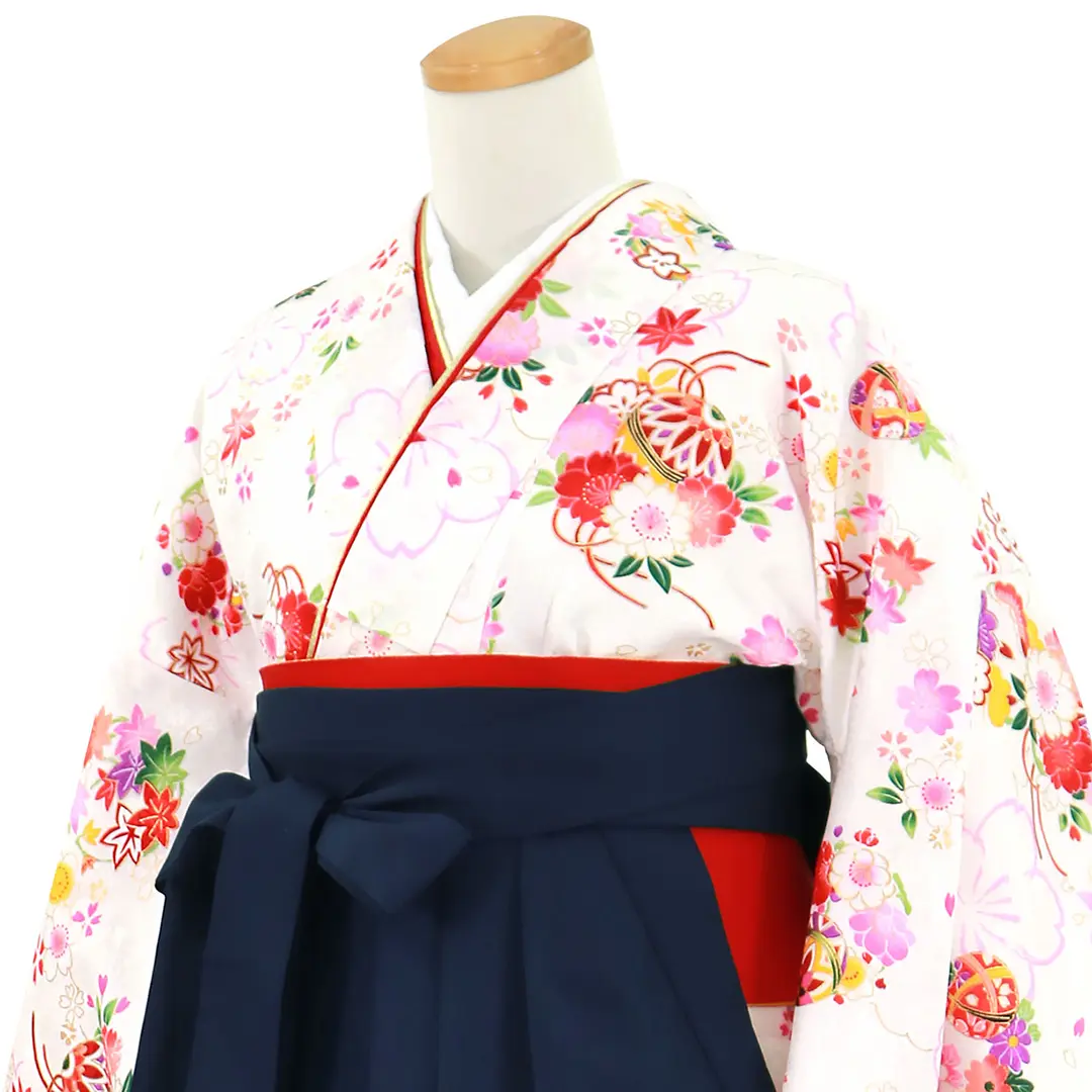 白地に桜と鞠、紺袴（無地）（二尺袖）／卒業式／斜め詳細