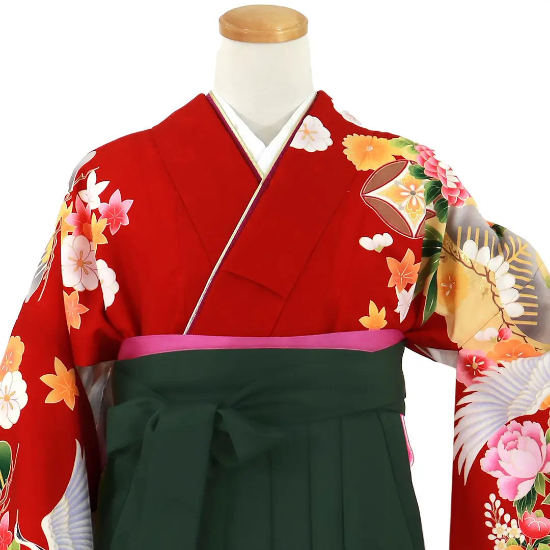 赤色に鶴と牡丹・深緑袴（無地）（二尺袖）／卒業式／正面詳細