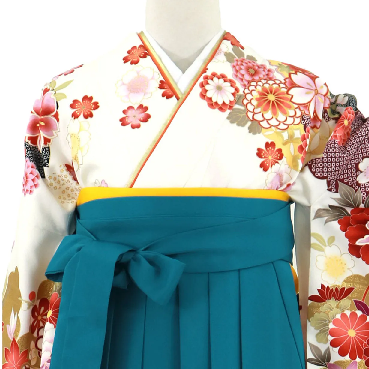 白地に貝桶と四季花、青袴（無地）（二尺袖）／卒業式 正面詳細