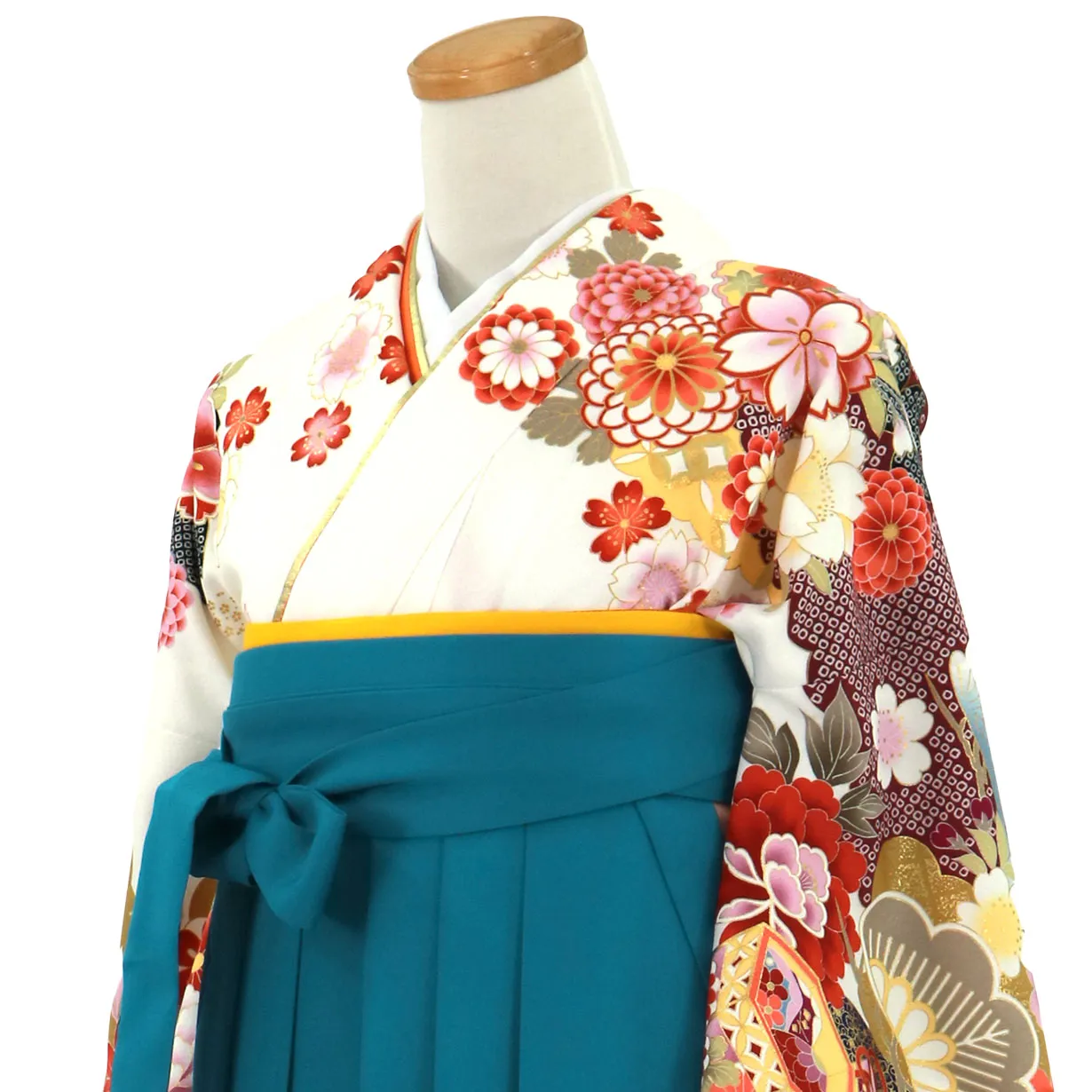 白地に貝桶と四季花、青袴（無地）（二尺袖）／卒業式 斜め詳細