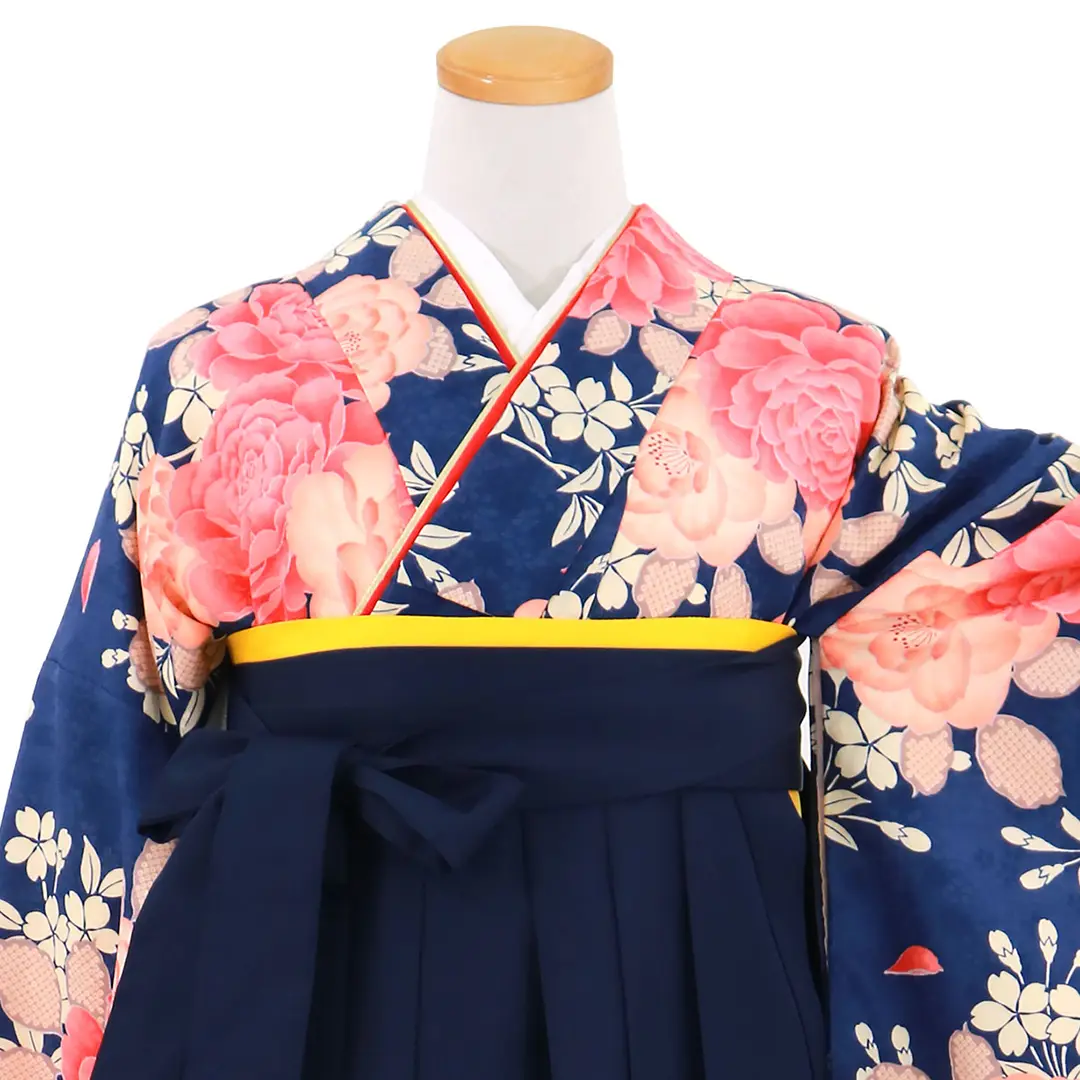紺地に牡丹と桜文、紺袴（無地）（二尺袖）／卒業式／正面詳細
