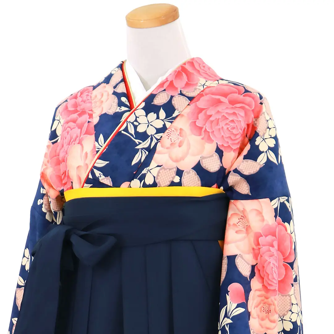 紺地に牡丹と桜文、紺袴（無地）（二尺袖）／卒業式／斜め詳細