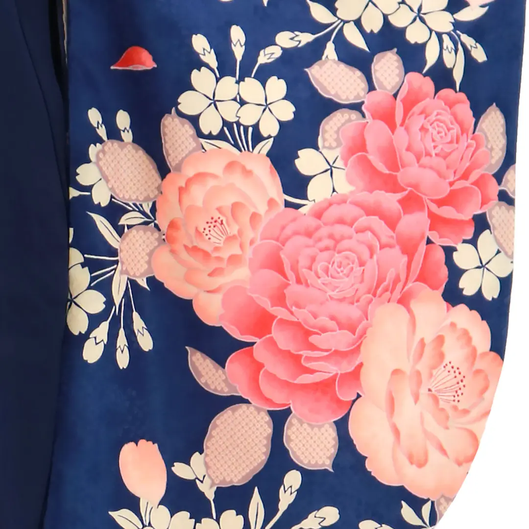 紺地に牡丹と桜文、紺袴（無地）（二尺袖）／卒業式／柄詳細