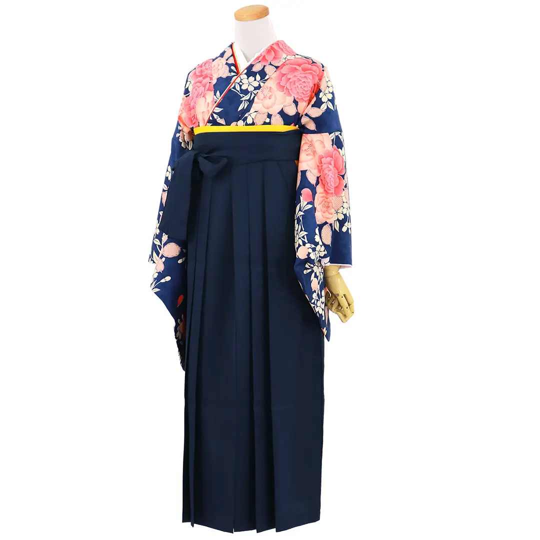 紺地に牡丹と桜文、紺袴（無地）（二尺袖）／卒業式／斜め