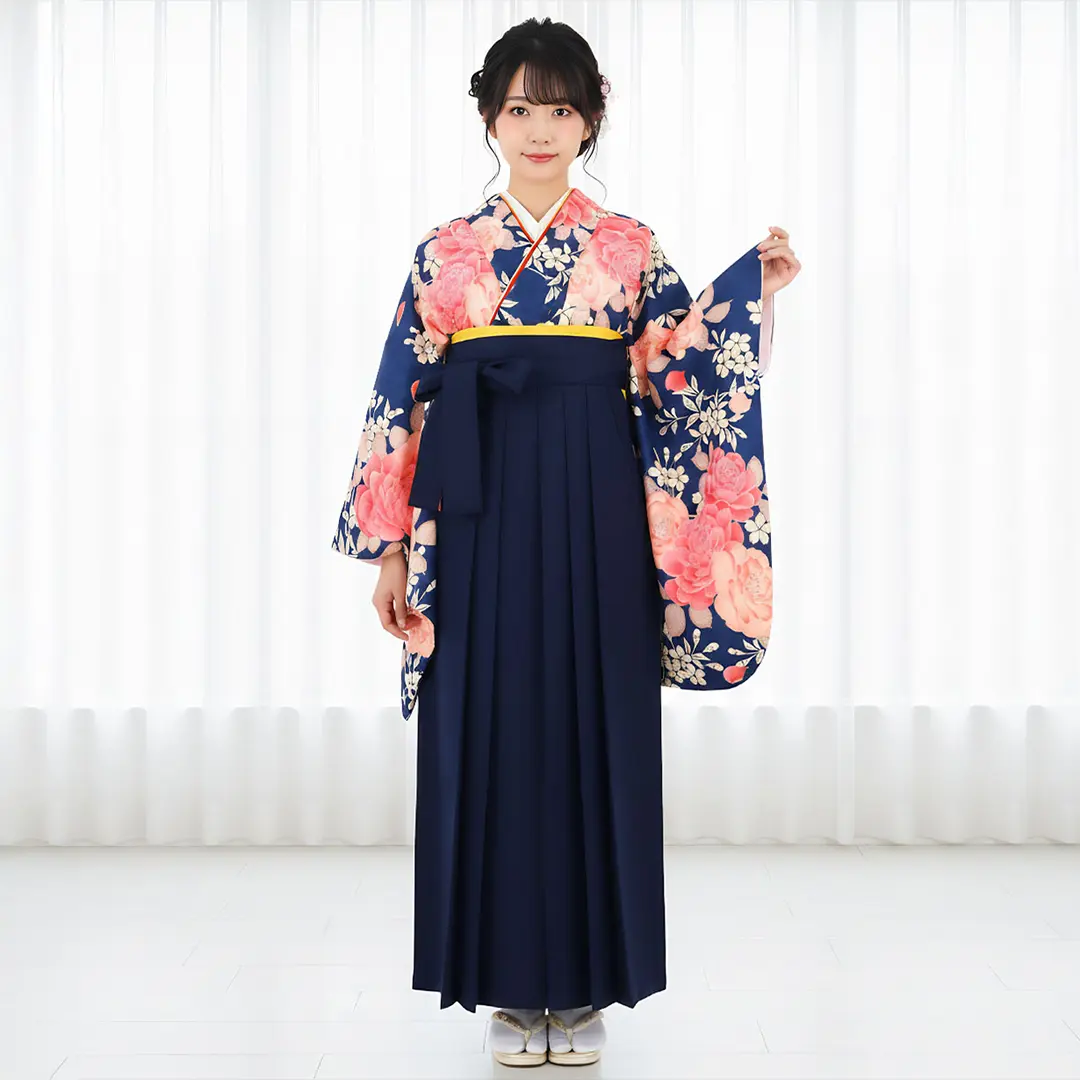 紺地に牡丹と桜文、紺袴（無地）（二尺袖）／卒業式／着用イメージ 