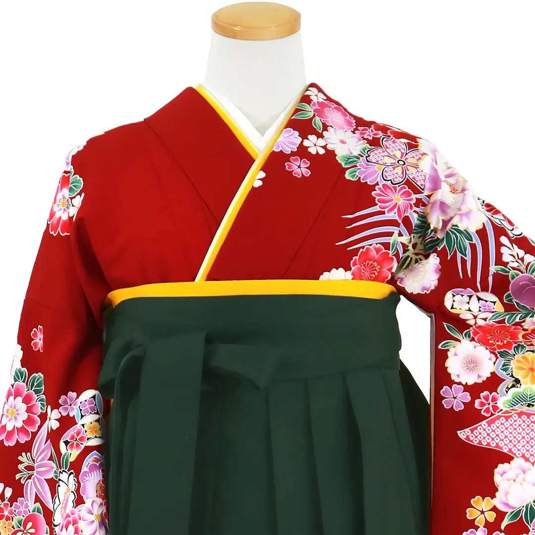赤地に牡丹と四季花、深緑袴（無地）（二尺袖）／卒業式／正面詳細