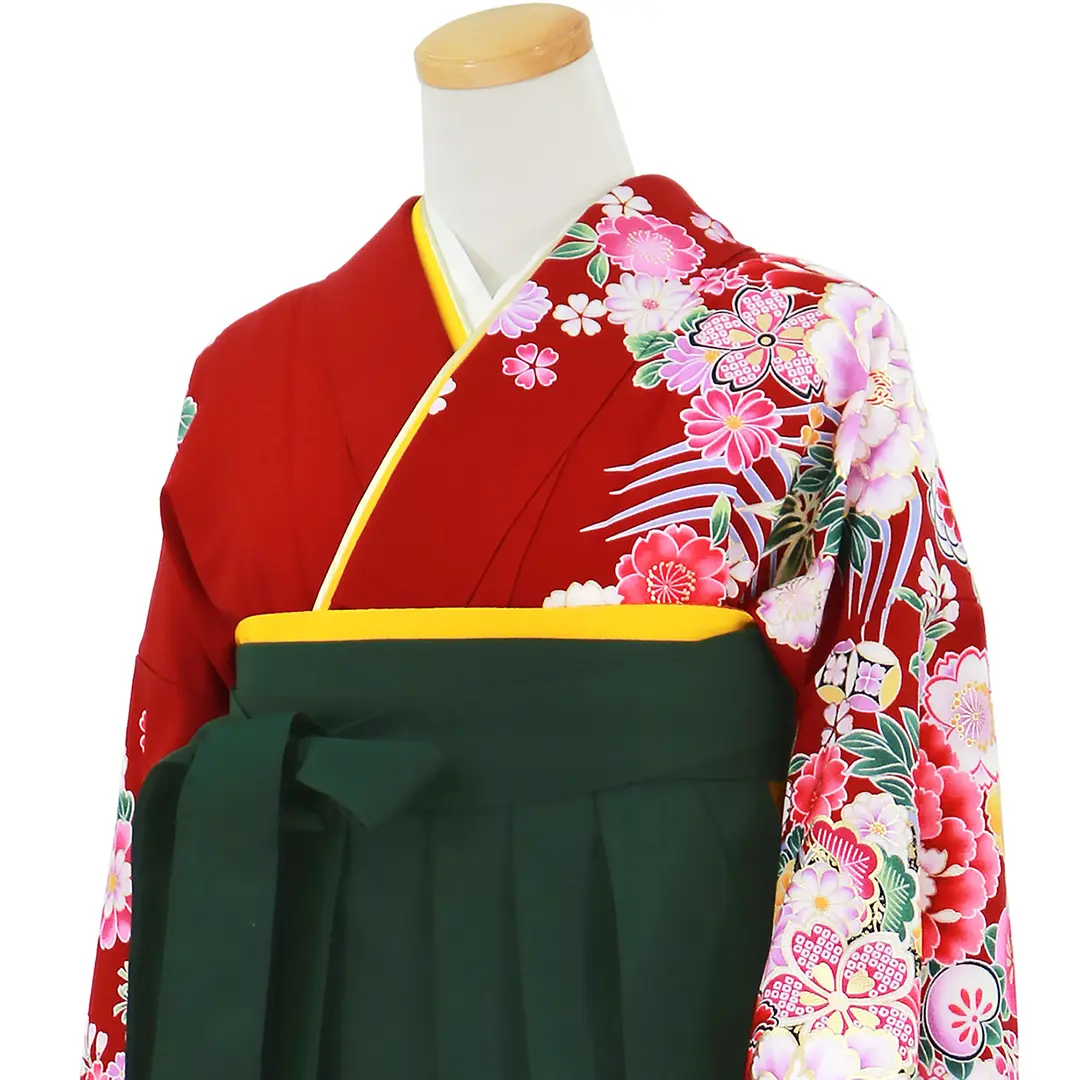 赤地に牡丹と四季花、深緑袴（無地）（二尺袖）／卒業式／斜め詳細