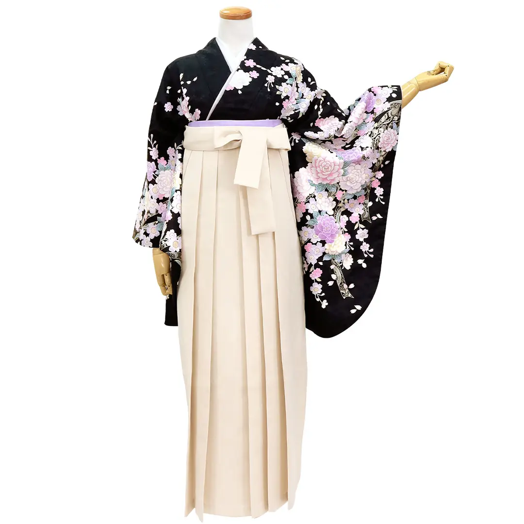 黒地に桜と牡丹・アイボリー袴（無地） （二尺袖）／卒業式／正面