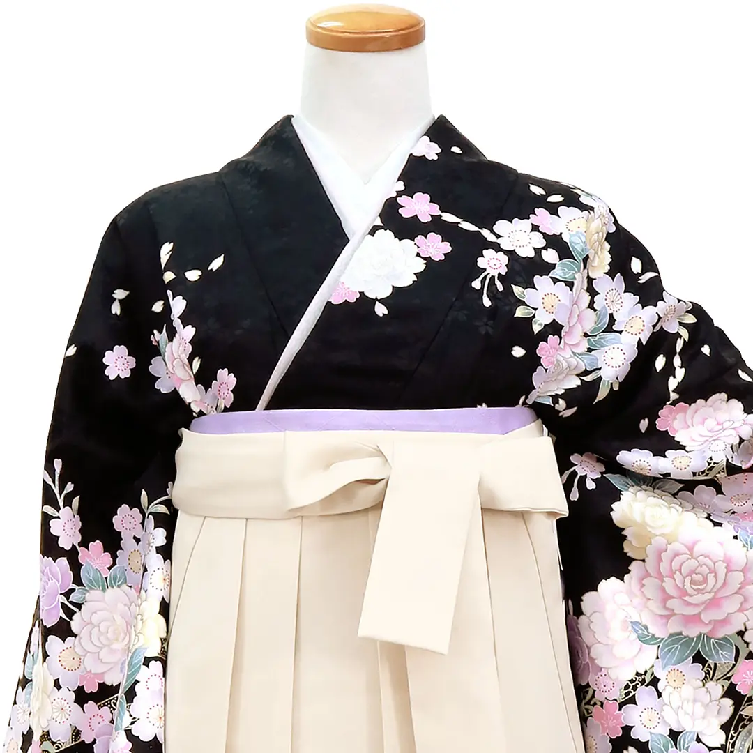 黒地に桜と牡丹・アイボリー袴（無地）（二尺袖）／卒業式／正面詳細