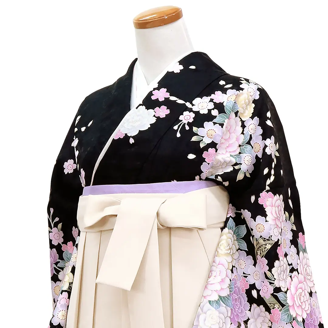 黒地に桜と牡丹・アイボリー袴（無地）（二尺袖）／卒業式／斜め詳細