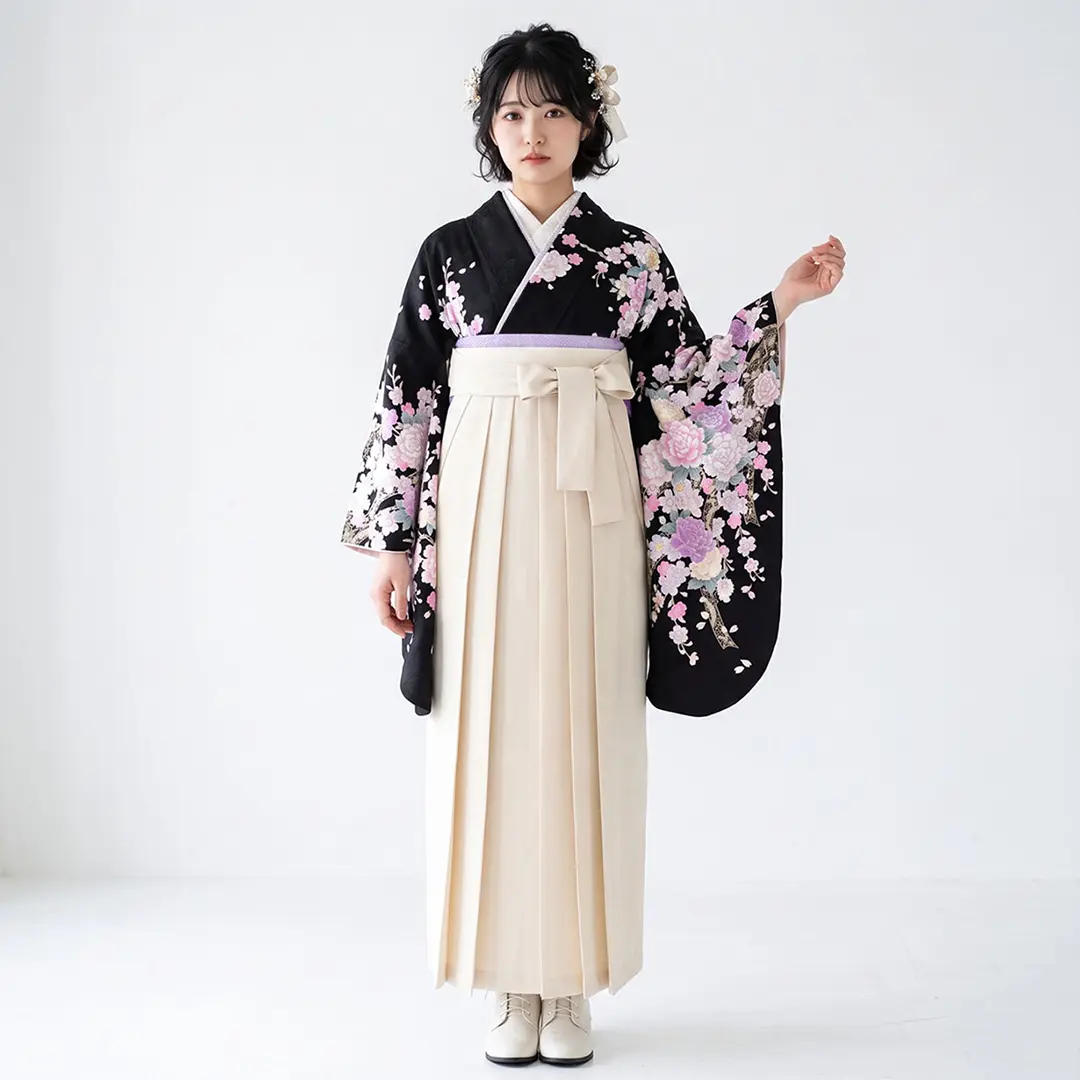 黒地に桜と牡丹・アイボリー袴（無地） （二尺袖）／卒業式／着用イメージ