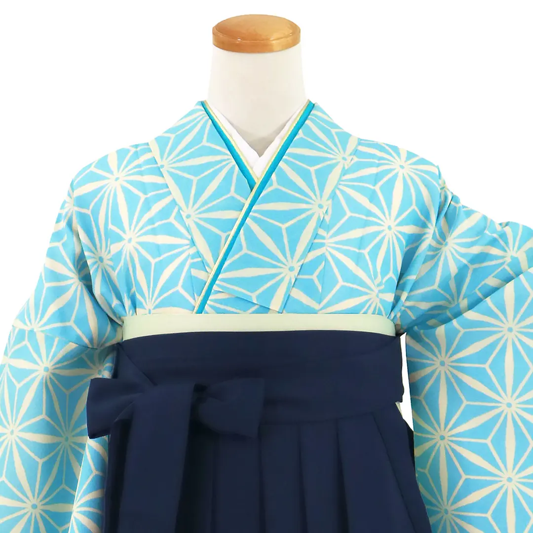 水色地に麻の葉、紺袴（無地）（二尺袖）／卒業式／正面詳細