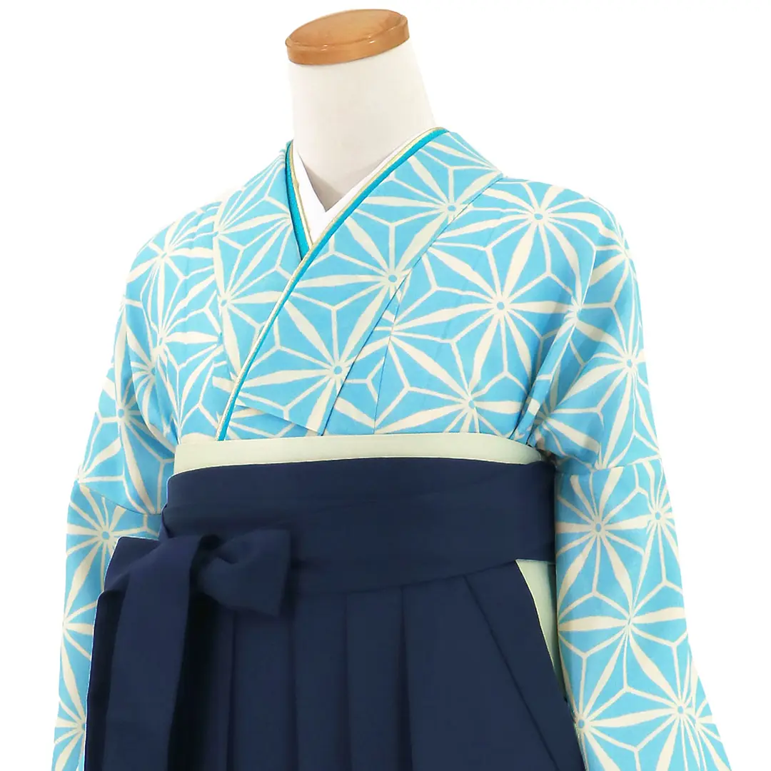 水色地に麻の葉、紺袴（無地）（二尺袖）／卒業式／斜め詳細