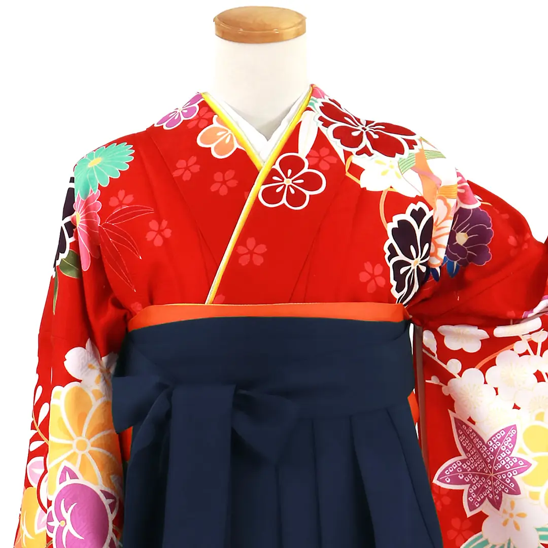 赤地に四季花と鞠、紺袴（無地）（二尺袖）／卒業式／正面詳細