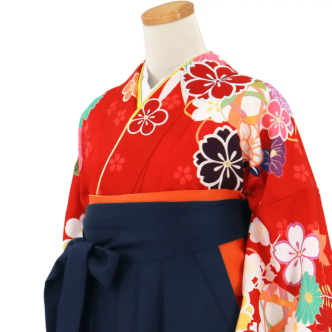 赤地に四季花と鞠、紺袴（無地）（二尺袖）／卒業式／斜め詳細