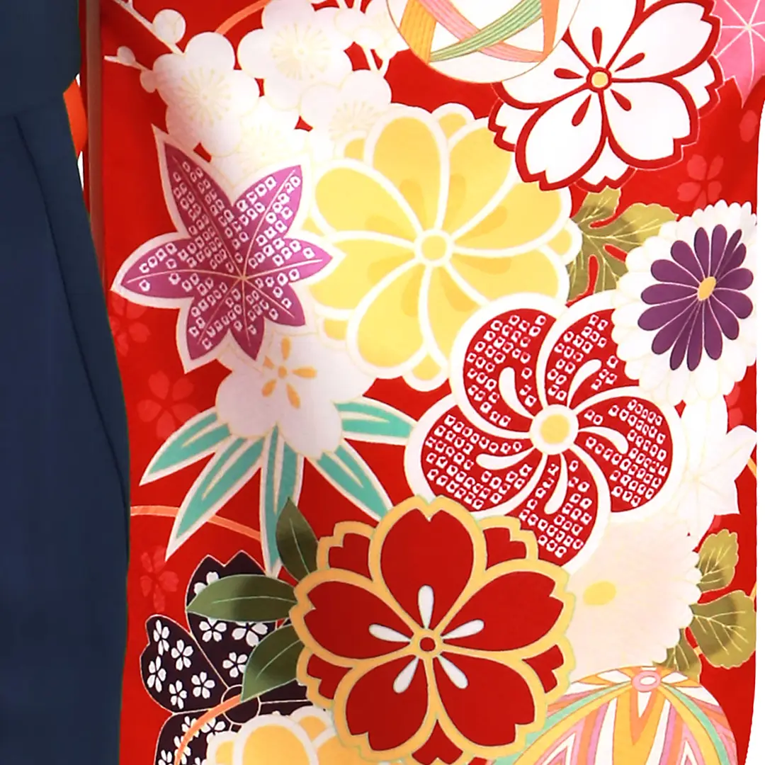 赤地に四季花と鞠、紺袴（無地）（二尺袖）／卒業式／柄詳細