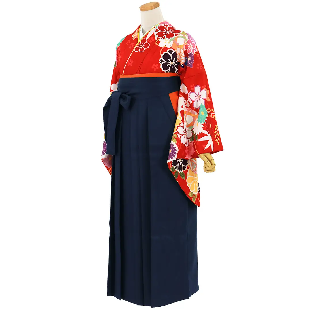 赤地に四季花と鞠、紺袴（無地）（二尺袖）／卒業式／斜め