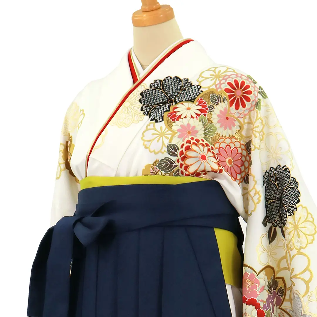 白地に菊と桜、紺袴（無地）（二尺袖）／卒業式／斜め詳細