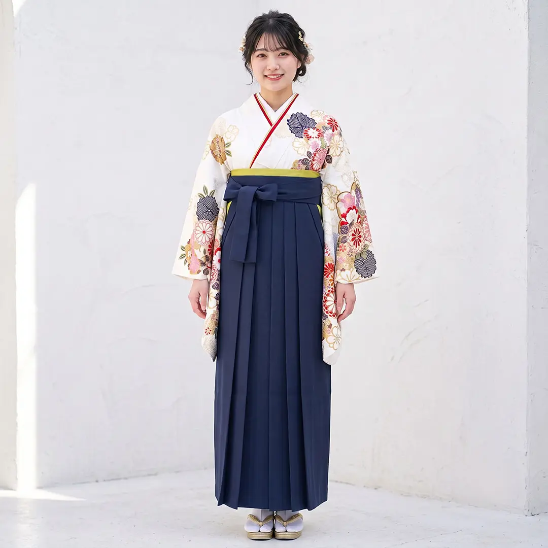 白地に菊と桜、紺袴（無地）（二尺袖）／卒業式／着用イメージ