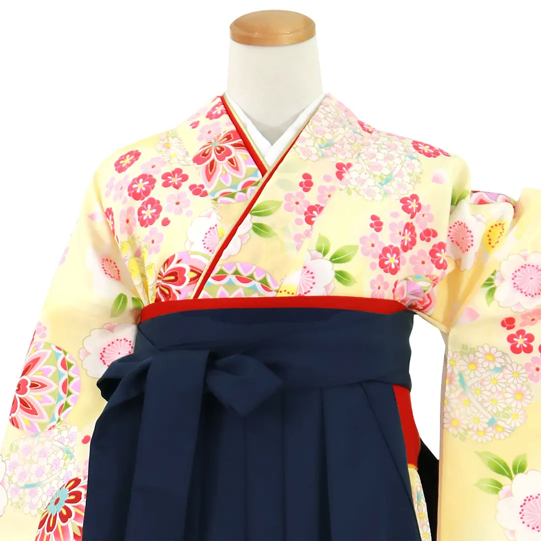黄色地に鞠と桜尽くし・紺袴（無地） （二尺袖）／卒業式*／正面詳細