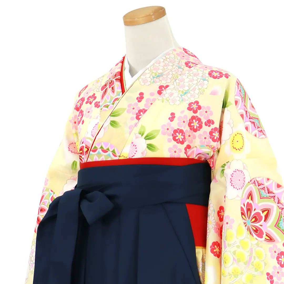 黄色地に鞠と桜尽くし・紺袴（無地） （二尺袖）／卒業式*／斜め詳細