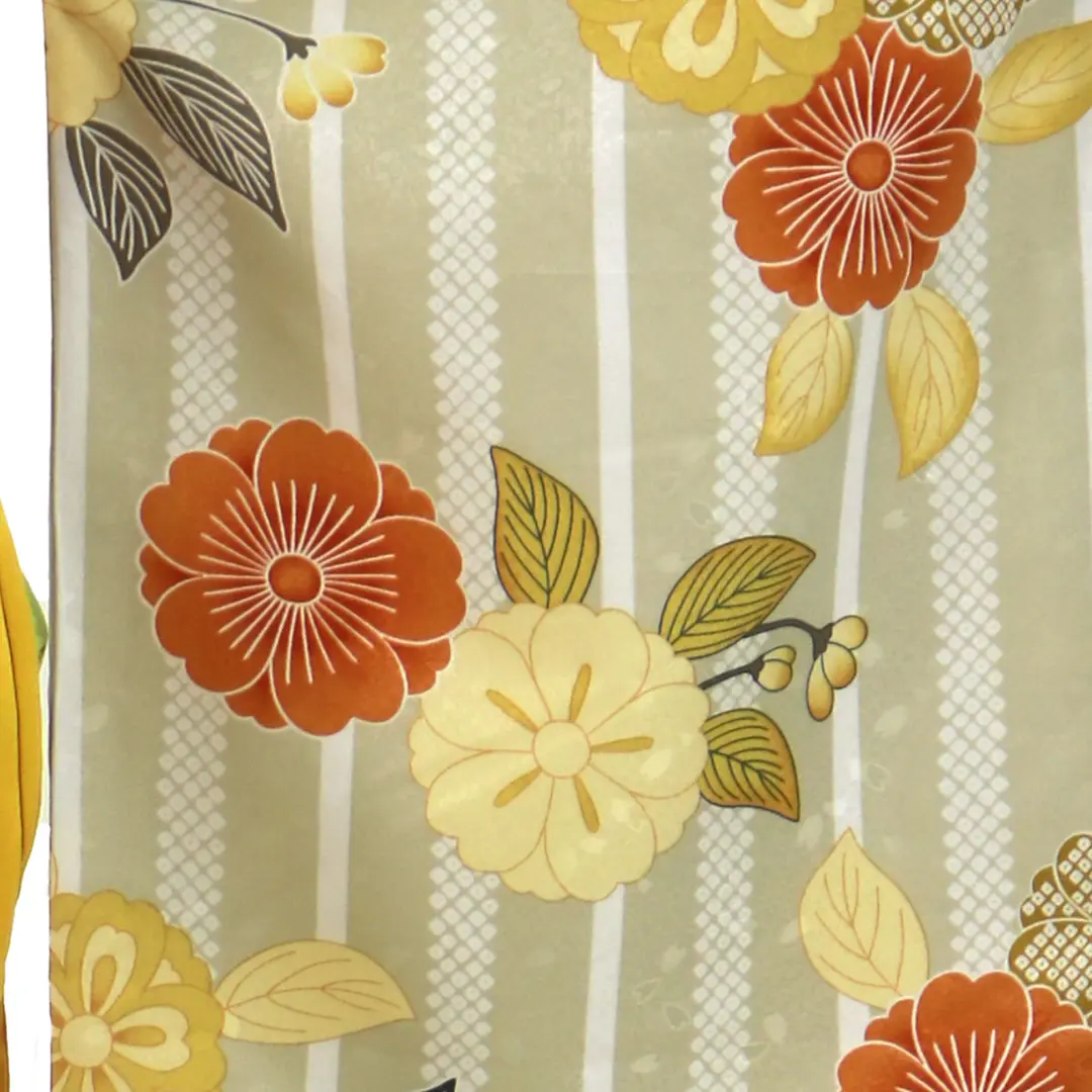 薄柳茶色にストライプと桜・マスタード袴（無地） （二尺袖）／卒業式**／柄詳細