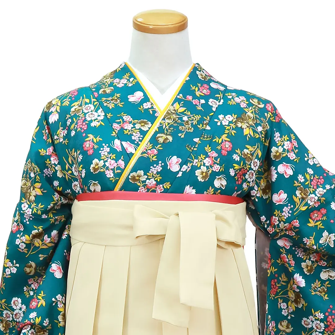 孔雀青にピンクとアイボリーの小花と蝶・アイボリー袴／正面詳細