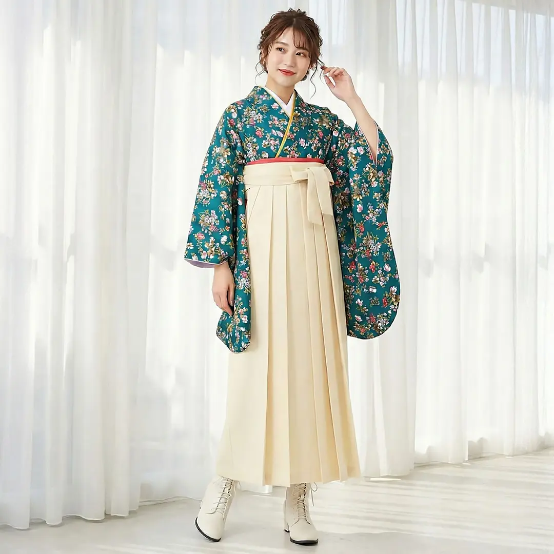 孔雀青にピンクとアイボリーの小花と蝶・アイボリー袴（無地） （二尺