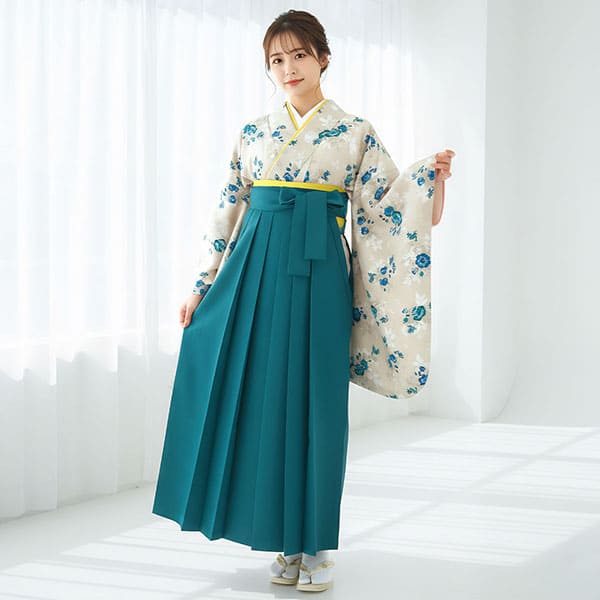 グレージュにブルーとエメラルドグリーンの小花・青袴（無地） （二尺