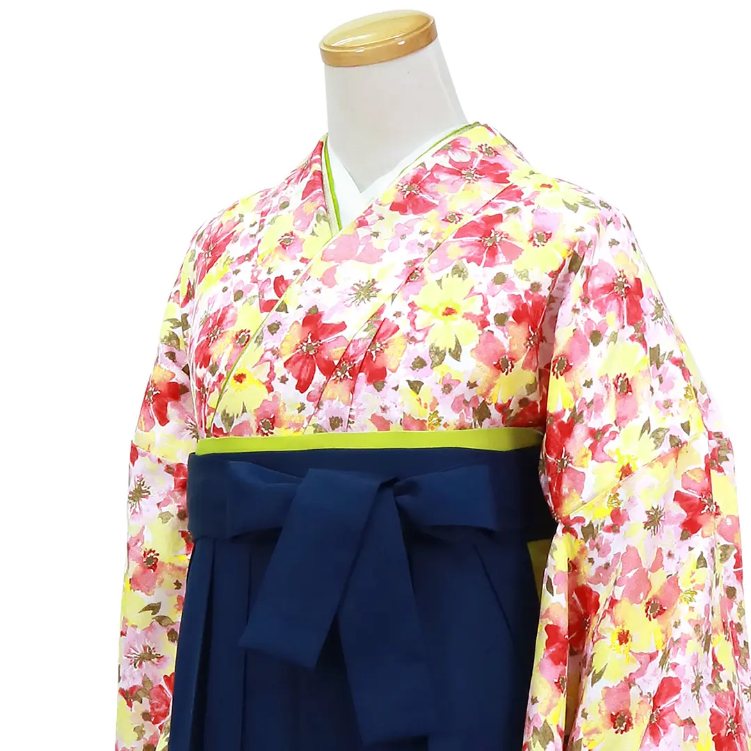 水彩ぼかし花柄（赤と黄色）・紺袴（無地）（二尺袖）／卒業式／斜め詳細