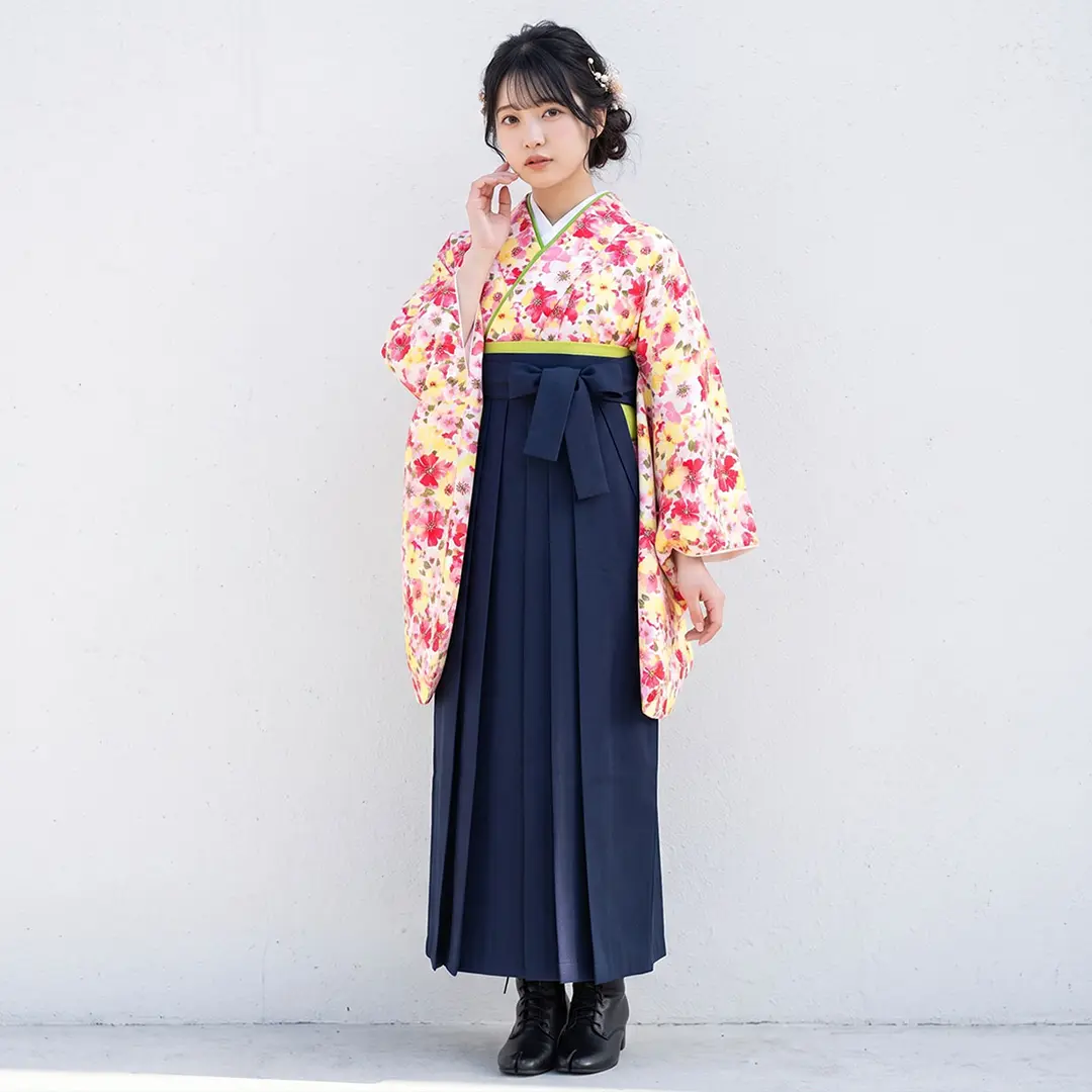 【人気セット】《Petale》水彩ぼかし花柄（赤と黄色）・紺袴（無地） （二尺袖）／卒業式／着用イメージ