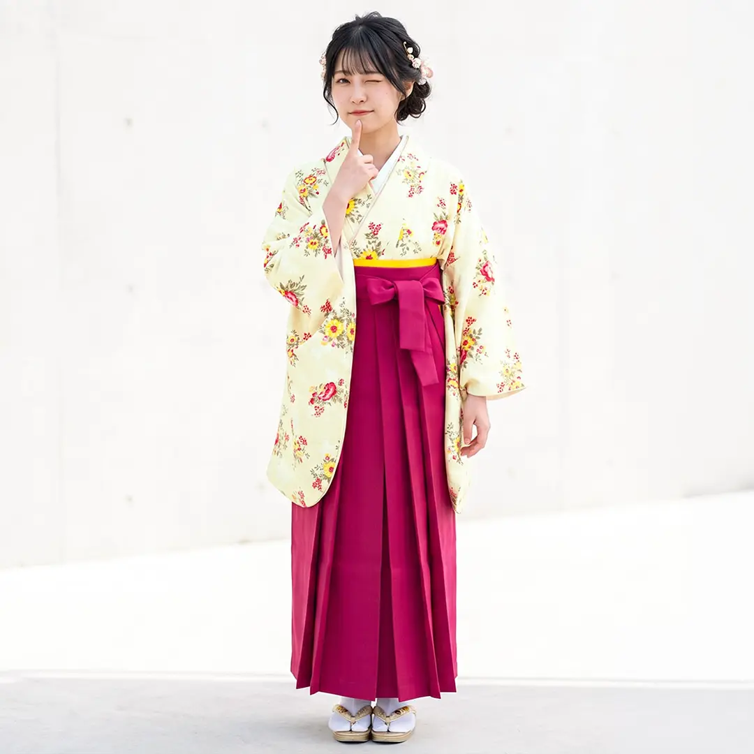 【人気セット】《Petale》アイボリー地に赤と黄色の小花柄・中紅袴（無地） （二尺袖）／卒業式／着用イメージ