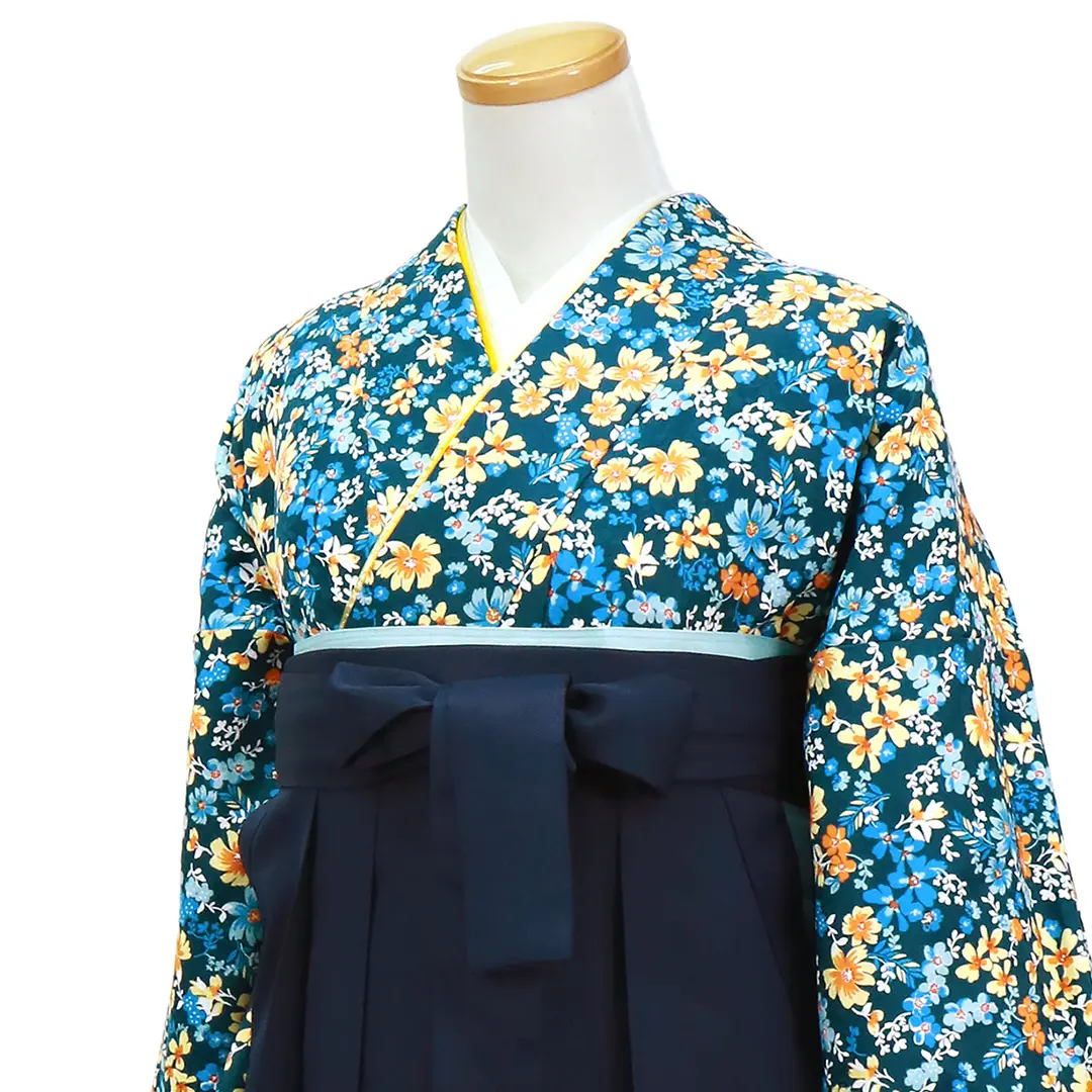 コバルト地に水色とオレンジの小花柄・紺袴（無地） （二尺袖）／卒業式／斜め詳細