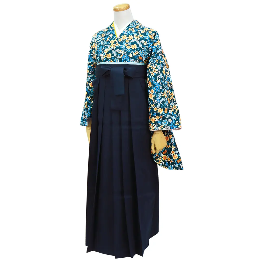 コバルト地に水色とオレンジの小花柄・紺袴（無地） （二尺袖）／卒業式／斜め