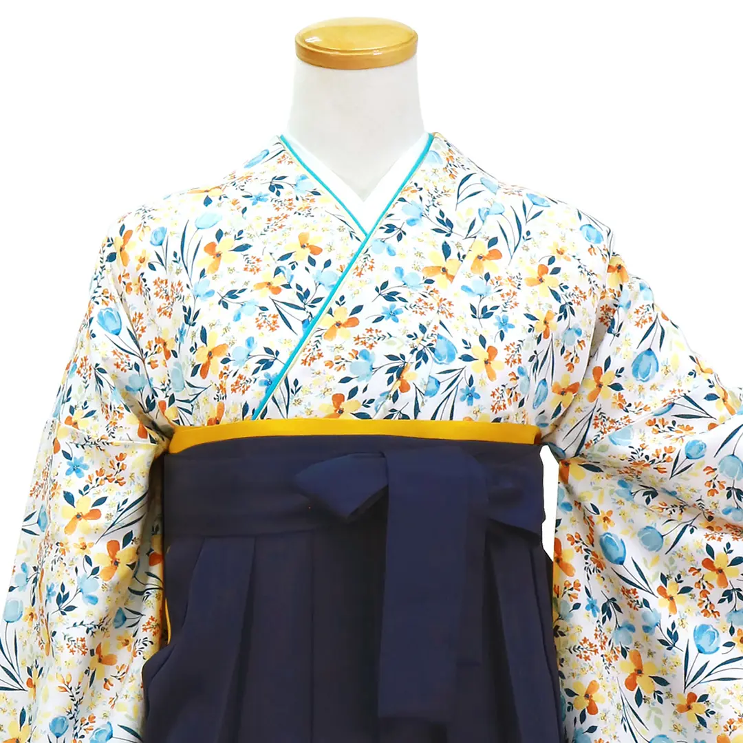 白地にブルーとオレンジの小花柄・紺袴（無地） （二尺袖）／卒業式／正面詳細