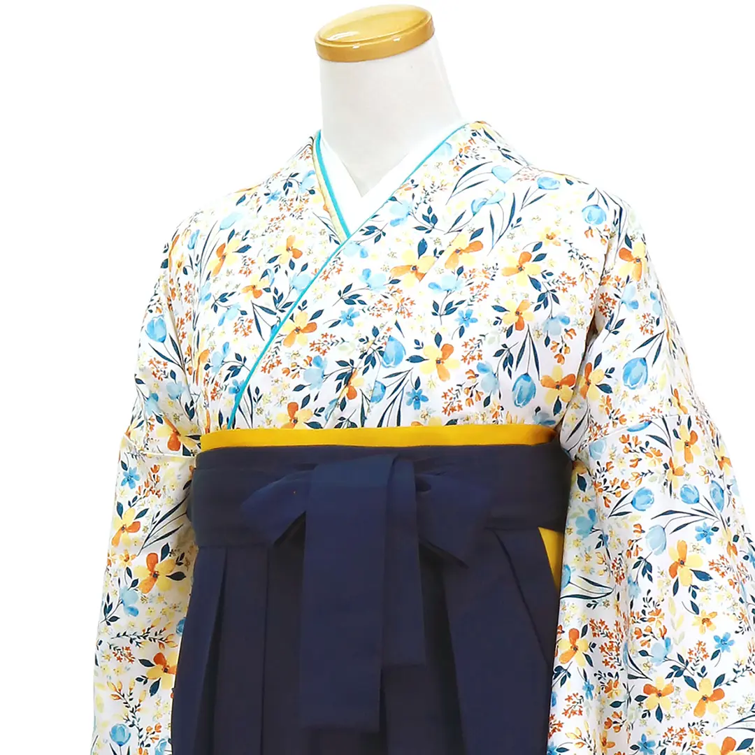 白地にブルーとオレンジの小花柄・紺袴（無地） （二尺袖）／卒業式／斜め詳細