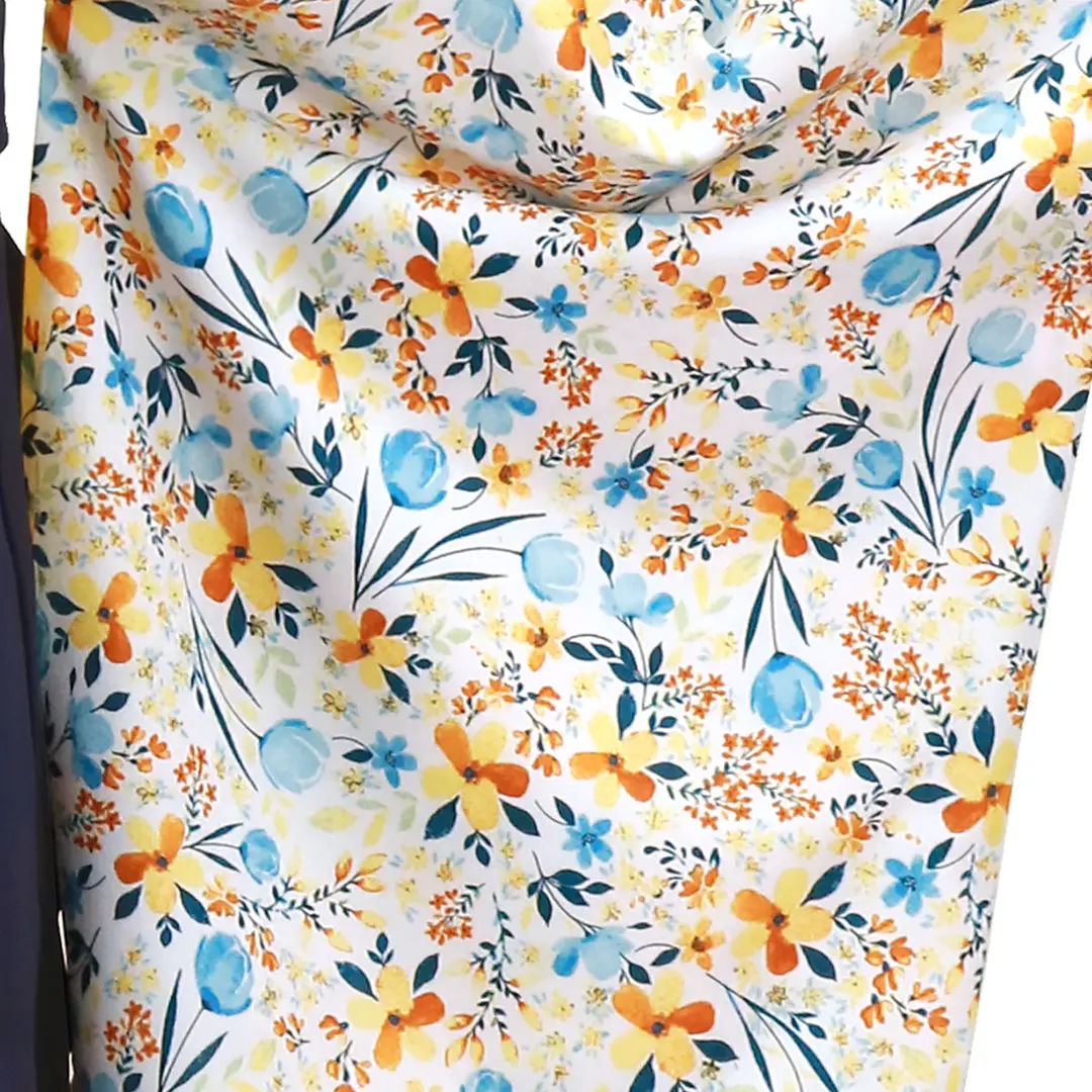 白地にブルーとオレンジの小花柄・紺袴（無地） （二尺袖）／卒業式／柄詳細