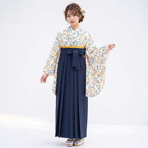 白地にブルーとオレンジの小花柄・紺袴（無地） （二尺袖）／卒業式
