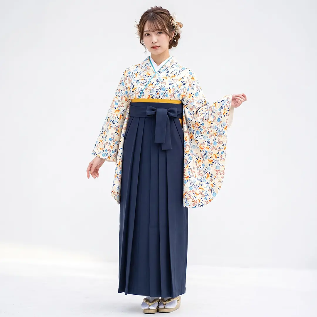 【人気セット】《Petale》白地にブルーとオレンジの小花柄・紺袴（無地） （二尺袖）／卒業式／着用イメージ